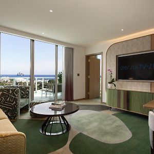 Suite mit Kingsize-Bett für Gäste mit Behinderungen